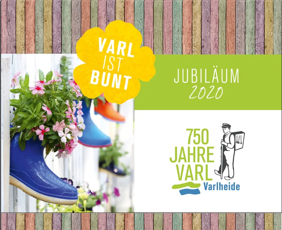 Plakat zum Ortsjubiläum: bepflanzte Gummistiefel vor einer bunt gestrichenen Bretterwand, daneben das Logo „750 Jahre Varl Varlheide“ und der Schriftzug „Varl ist bunt – Jubiläum 2020“