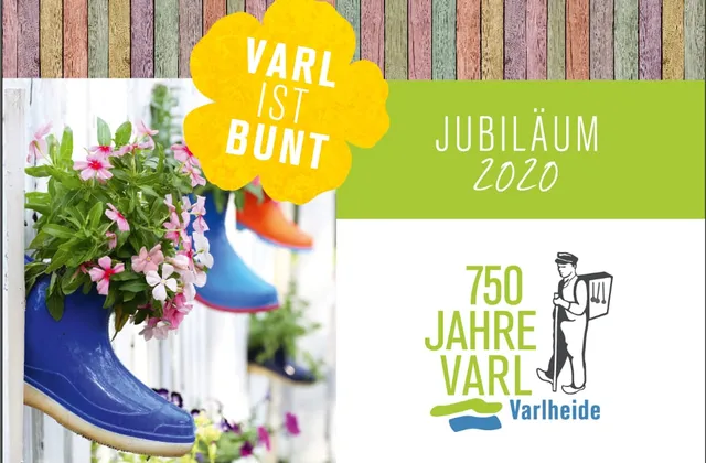 Plakat zum Ortsjubiläum: bepflanzte Gummistiefel vor einer bunt gestrichenen Bretterwand, daneben das Logo „750 Jahre Varl Varlheide“ und der Schriftzug „Varl ist bunt – Jubiläum 2020“