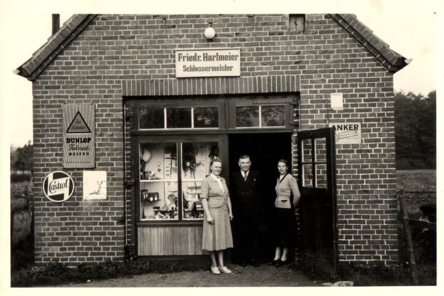 Historische Aufnahme des Gebäudes mit dem Schild „Friedr. Harlmeier Schlossermeister“