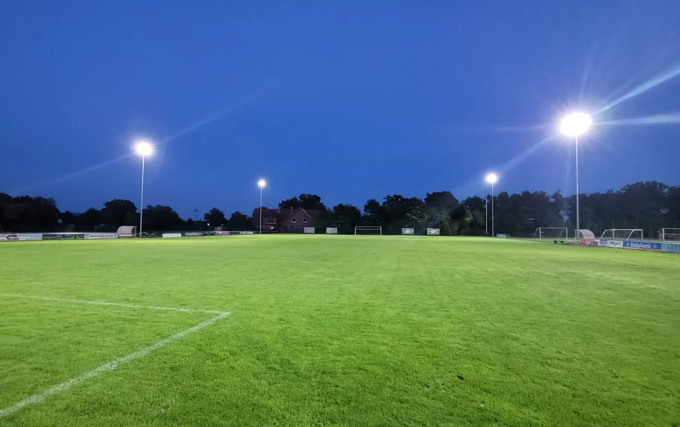 Der Rasenplatz des United Park in der Abenddämmerung, ausgeleuchtet vom neuen LED-Flutlicht