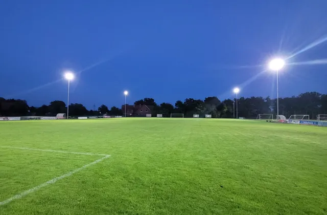 Der Rasenplatz des United Park in der Abenddämmerung, ausgeleuchtet vom neuen LED-Flutlicht